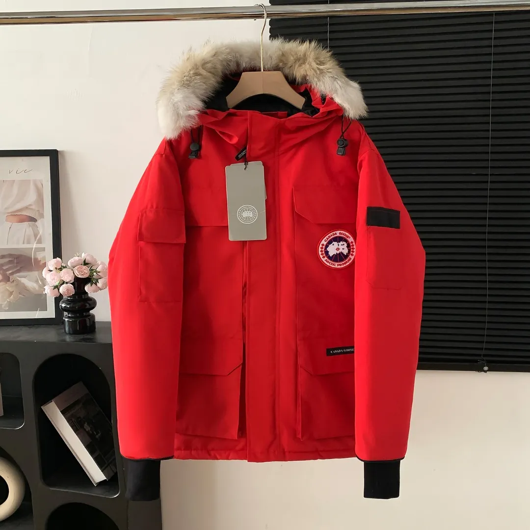 Top version, taken at home. Colleagues please do not pass it off as inferior or stolen pictures! Style number: Y 60-🇨🇦CANADA GOOES 24 styles New Arrival 08 styles/couple styles Factory direct supply: supplying global purchasing agents, micro-businesses, entities, Tmall. Premium stalls and studio cooperation, free Drop Shipping! The 2008 Canada Goose Expedition parka is the same style for men and women. It is mid-length and the most classic style in eternity. The Arctic and Antarctic scientific expedition teams and others choose Canada Goose as their cold-proof equipment. It is the Rolls-Royce of down jackets. ➖ Industry-leading anti-counterfeiting chip sensing. ➖ Imported Behringer embroidery machines and customized embroidery labels, the highest level and industry leading. ➖ Imported Korean 21-count polyester-cotton blended original fabric, TC 85 waterproof coated fabric, water-repellent, windproof and Wear-Resistant. ➖ The new national standard 80 white duck down has an average down filling of grams. The amount of down filling is industry-leading. ➖ 100% nylon lining with double double-layer sealing design to prevent velvet running, and seamless thread design on the cuffs! ➖ Western Canadian Green Wolf Collar. ➖ Yoshida YKK provides original factory-customized electroplated sliders. YKK two-way lockable zippers are tight and smooth and do not peel off paint. ➖ 3M composite Velcro is durable and the accessories and hardware are all custom-made. Note: Our copywriting is only simple and clear. Instead of bragging about the copywriting, it is better to compare and understand with samples. Only for the purest goose, the most dedicated, the most professional, the highest quality, the highest cost performance! Color: White Cream White Azure Red Blue Gray Camouflage Navy Blue Black Gray Black Label Pink SIZE:XS-XXL